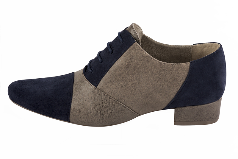 Navy blue and bronze beige women's essential lace-up shoes. Round toe. Low block heels. Profile view - Florence KOOIJMAN